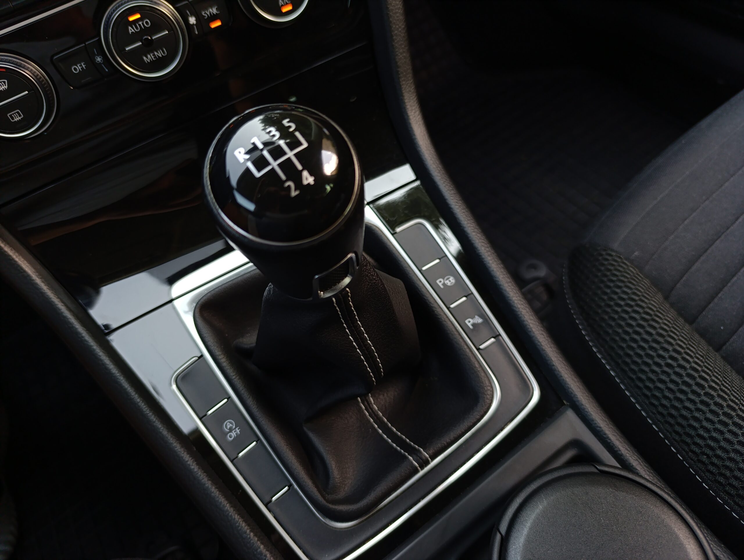 Volkswagen Golf 7 1.2TSI Edícia CUP, Sám zaparkuje.