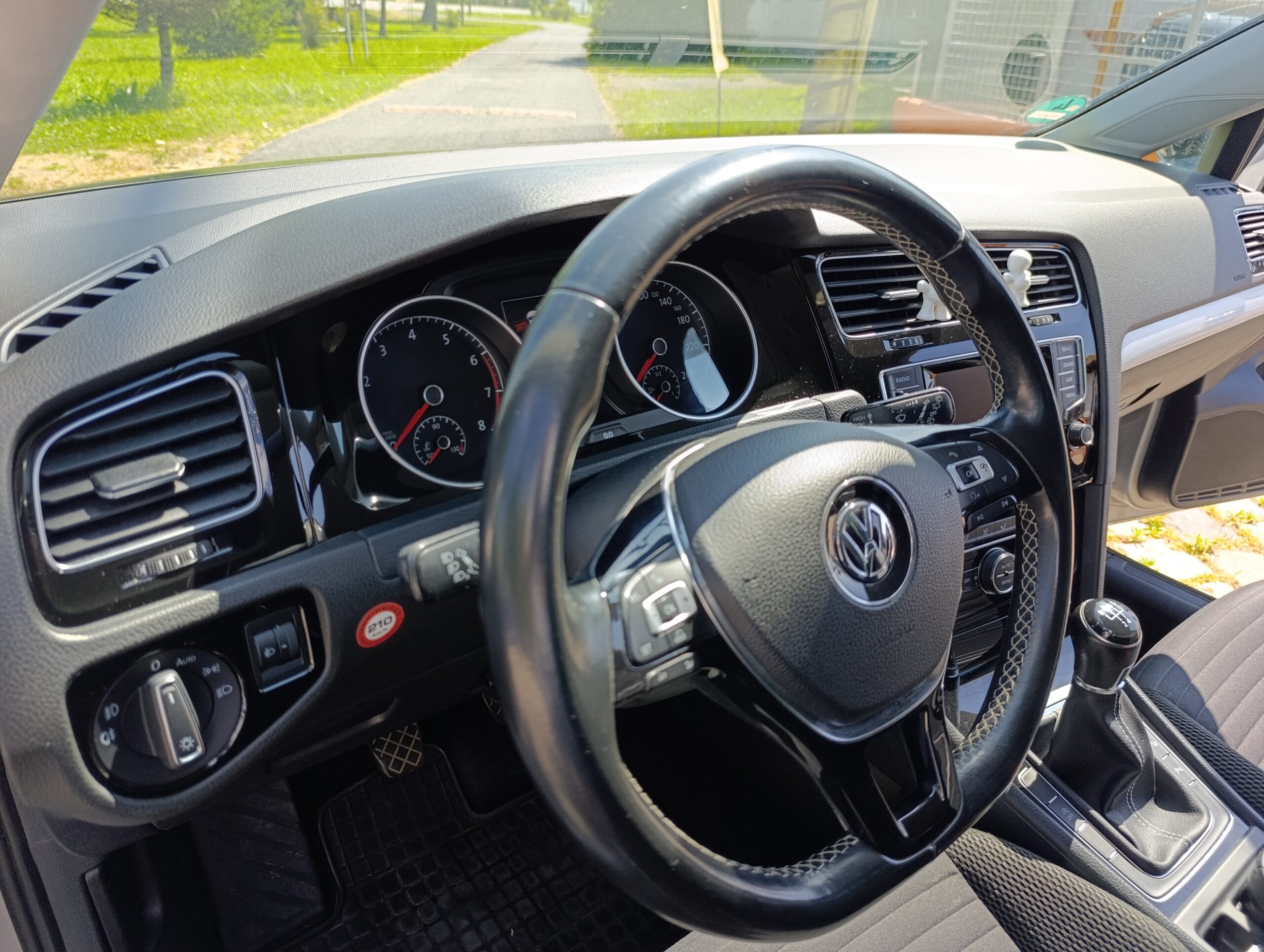 Volkswagen Golf 7 1.2TSI Edícia CUP, Sám zaparkuje.