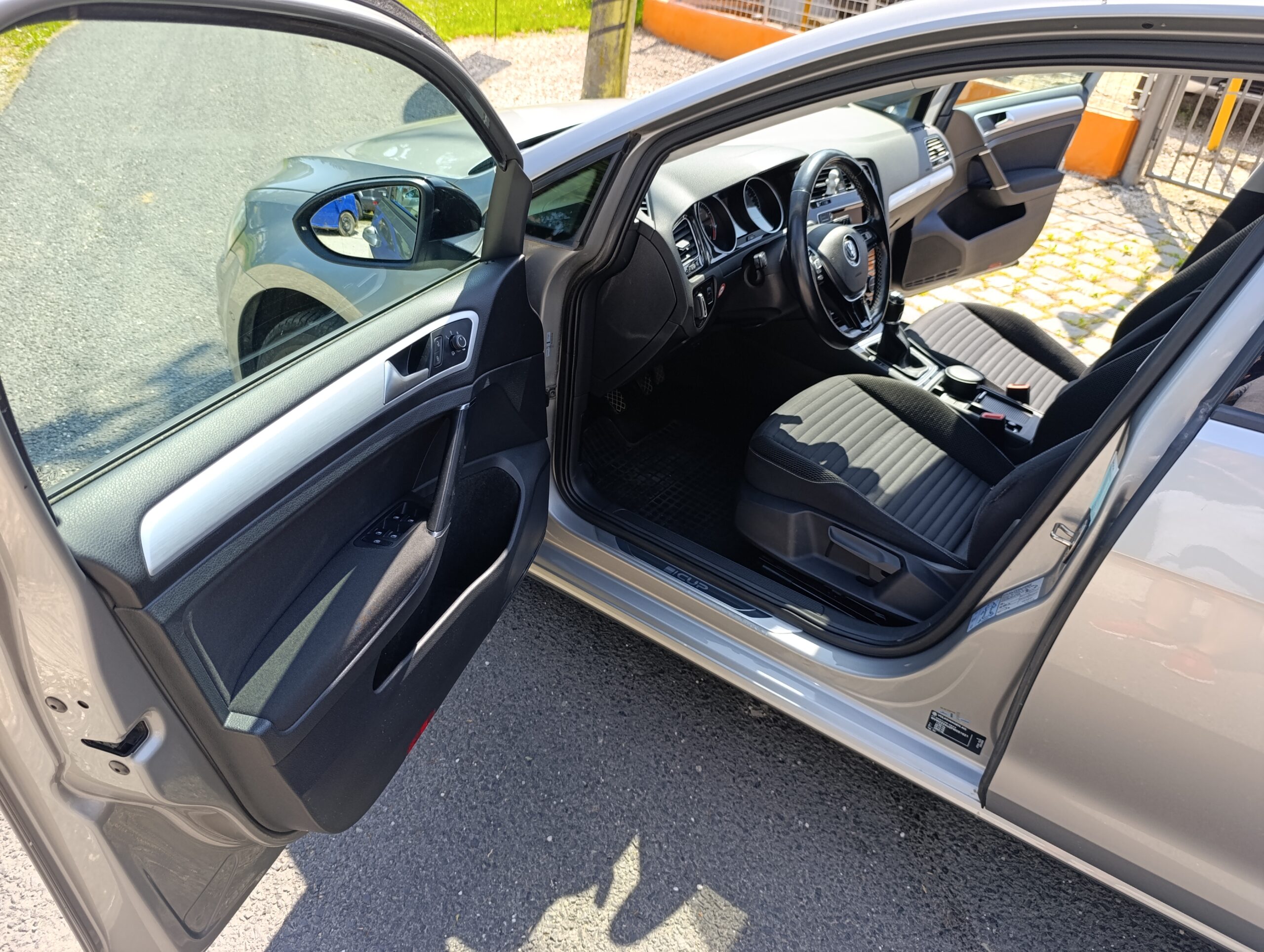 Volkswagen Golf 7 1.2TSI Edícia CUP, Sám zaparkuje.