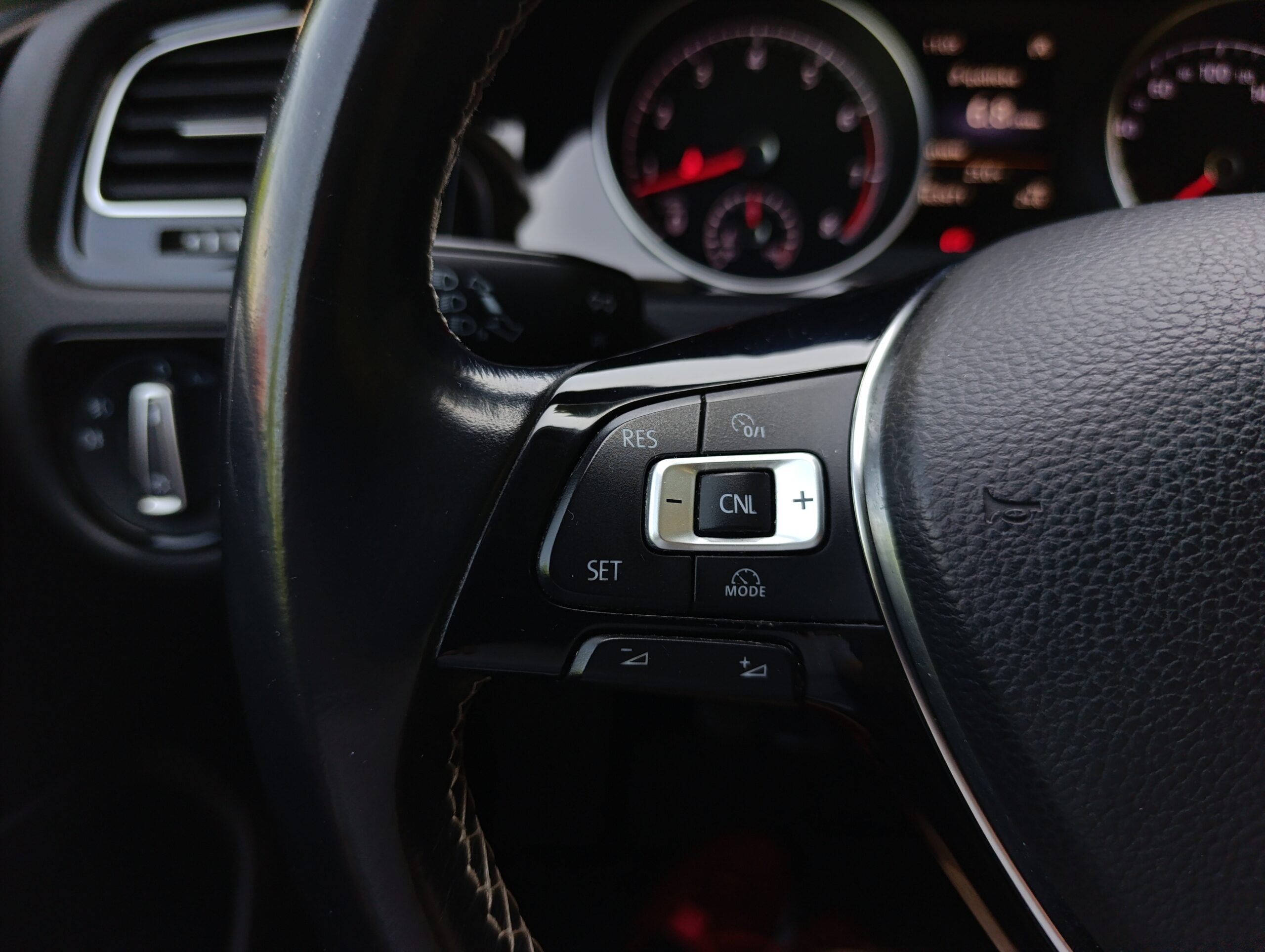 Volkswagen Golf 7 1.2TSI Edícia CUP, Sám zaparkuje.