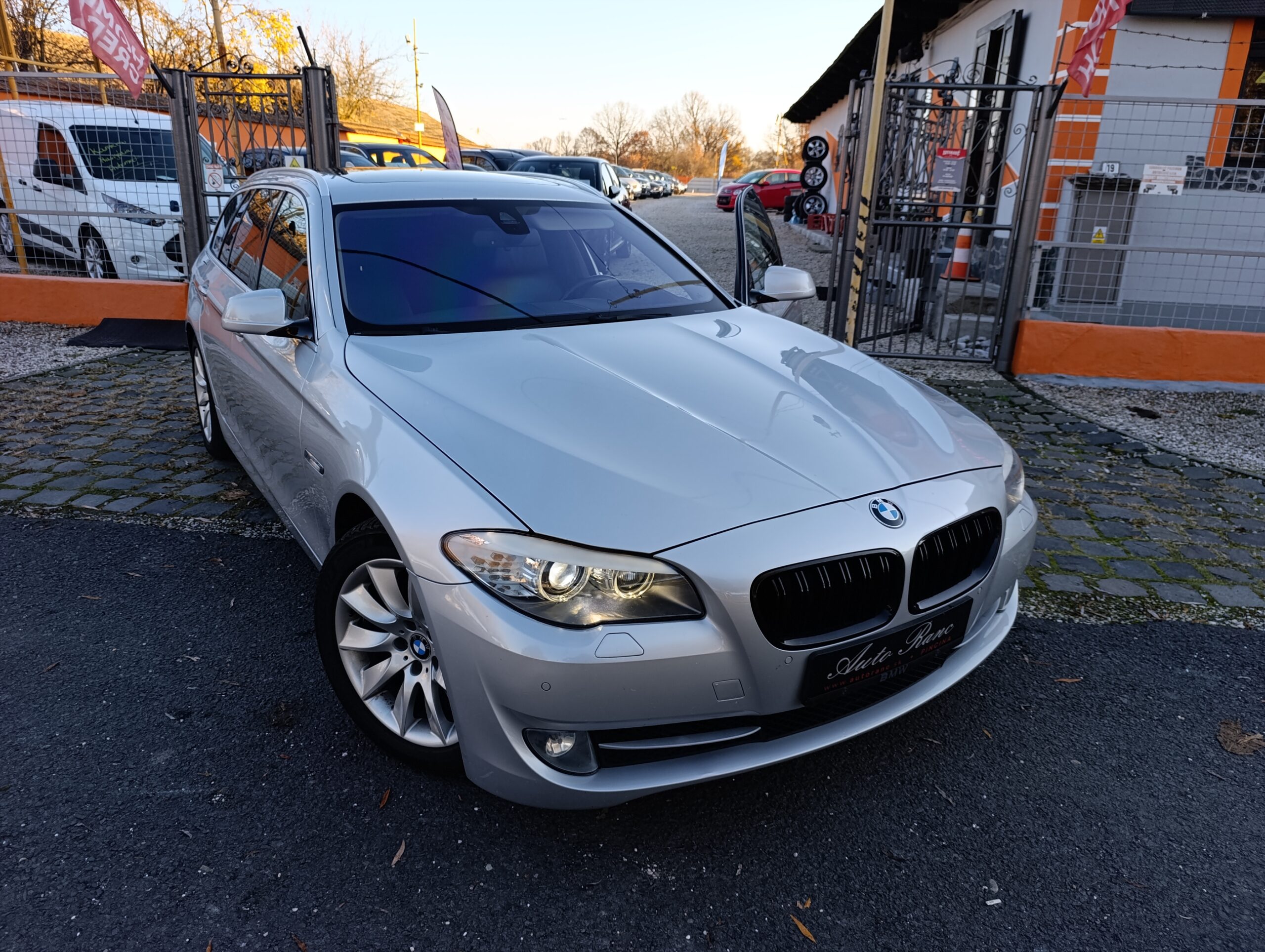 BMW 530 xDrive Rad 5 combi, 190kW Doťah dverí, Koža