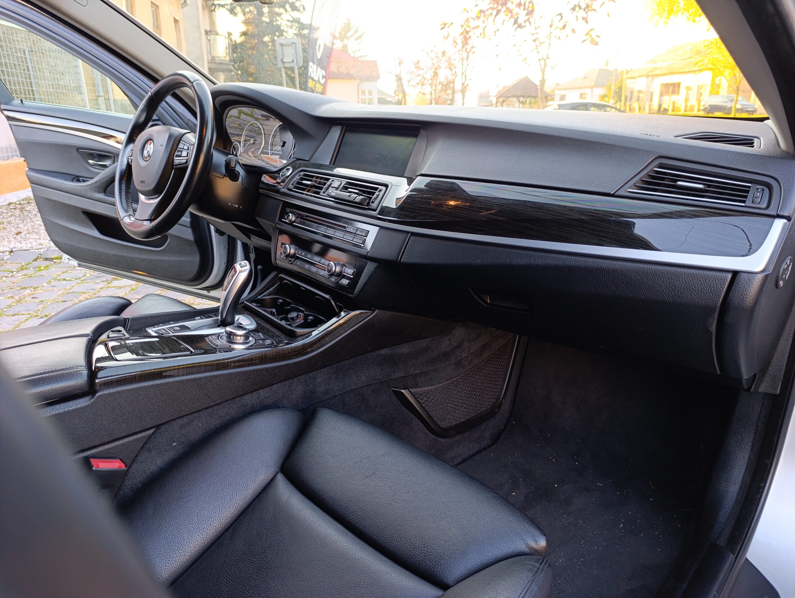 BMW 530 xDrive Rad 5 combi, 190kW Doťah dverí, Koža