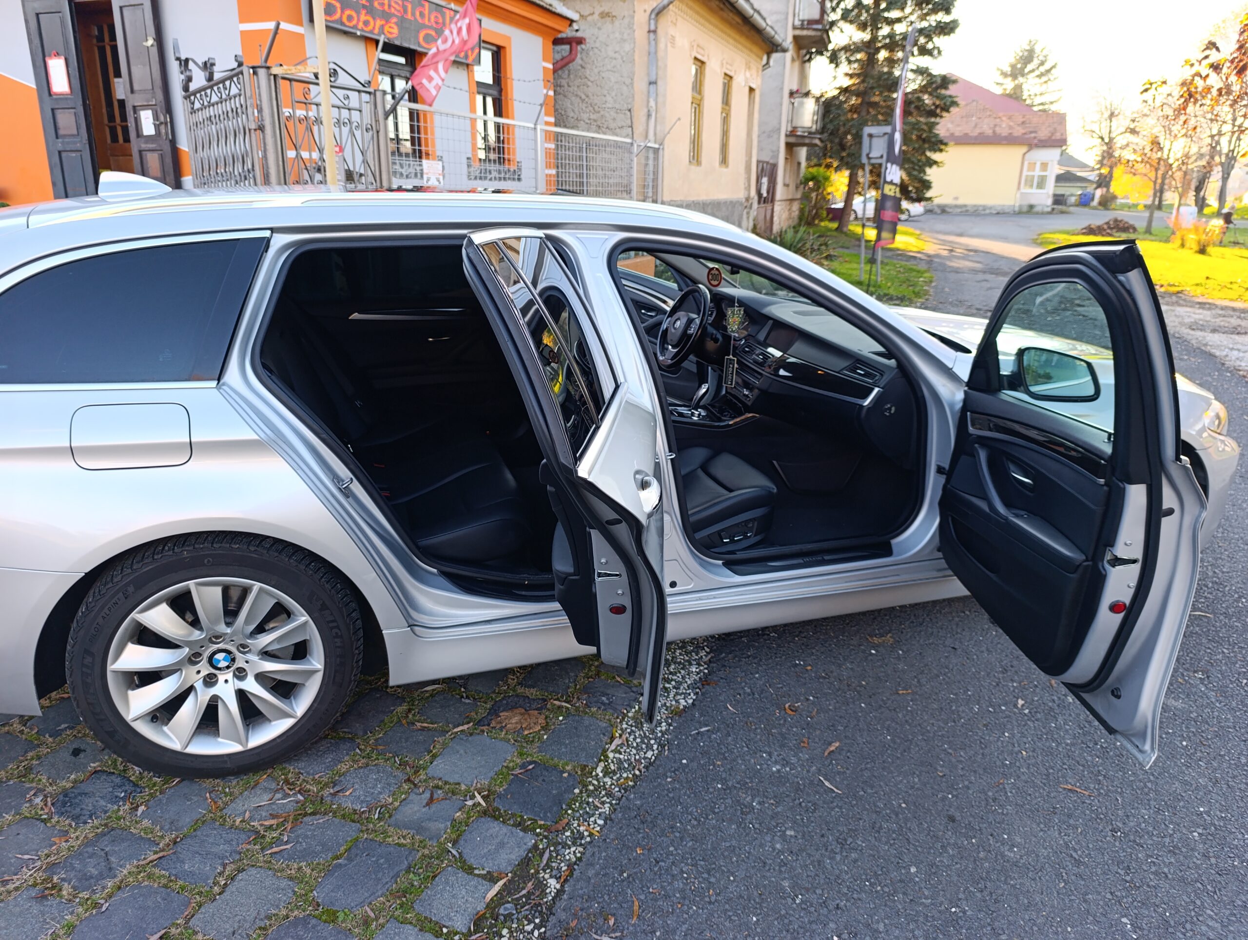 BMW 530 xDrive Rad 5 combi, 190kW Doťah dverí, Koža