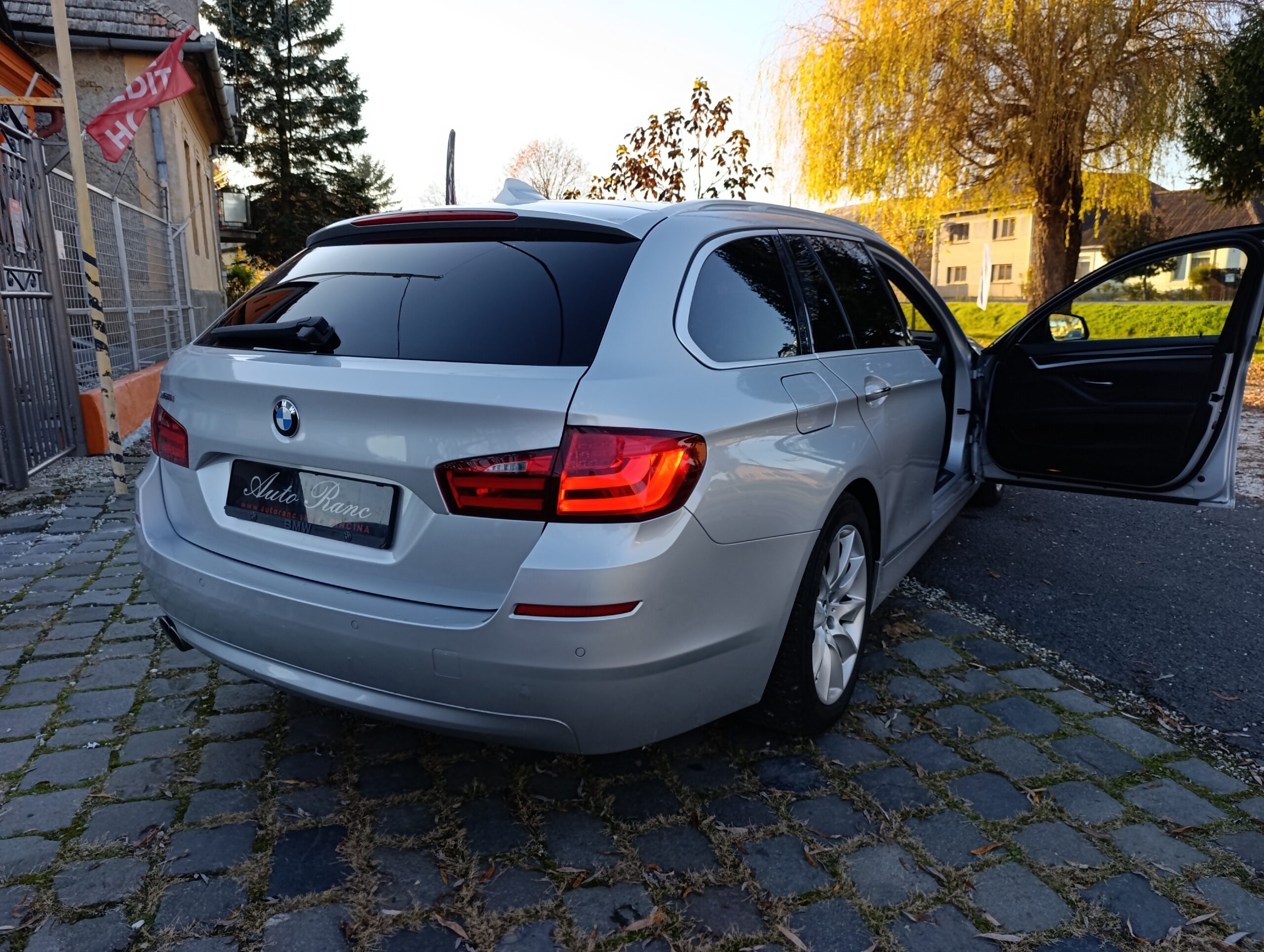 BMW 530 xDrive Rad 5 combi, 190kW Doťah dverí, Koža