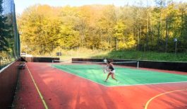 tenis_pod_borovicou